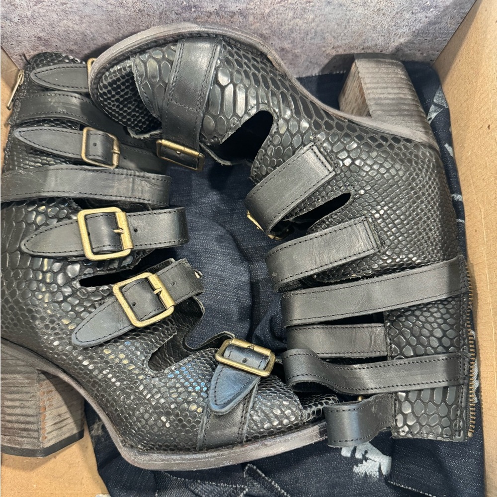 Freebirds- Carlito black snake skin size 7